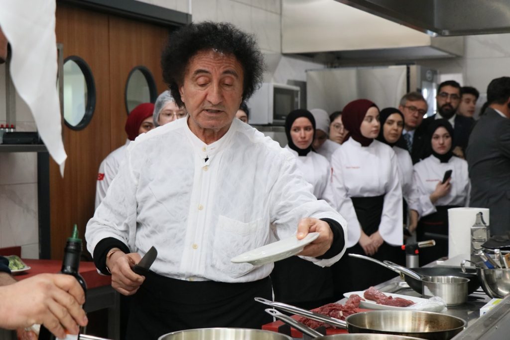 Memleketinde gala yaptı, Ankara öğrencilere yemek tarifi verdi