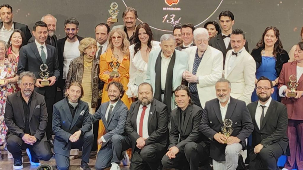 13.⁠ ⁠Bedia Muvahhit Tiyatro Ödülleri Sahiplerini Buldu  Türk tiyatrosunun öncü isimlerinden Bedia Muvahhit’in anısını yaşatmak amacıyla düzenlenen Bedia Muvahhit Tiyatro Ödülleri, 13. yılında da sanat dünyasını İzmir’de bir araya getirdi. Haldun Dormen Sahnesi’nde, İzmir’deki Sahne Tozu Tiyatrosunun ev sahipliğinde gerçekleşen ödül töreni, Türkiye’nin dört bir yanından gelen tiyatro sanatçıları ve sanatseverlerin katılımıyla adeta bir yıldızlar geçidine dönüştü.  Törene katılan konuklar arasında törenin sanat danışmanı Haldun Dormen, onursal jüri başkanı Göksel Kortay, Sema Sarper, Mehmet Sarper, İzzet Günay, Serpil Günseli, Zerrin Tekindor, Meltem Cumbul, Halit Ergenç ve Salih Güney yer aldı. Sanat danışmanı ve ödüllerin isim babası Haldun Dormen, yaptığı konuşmada Bedia Muvahhit’in sanat mirasını yaşatmanın onurunu dile getirdi.  Gecede, ilk kez törene katılan Meltem Cumbul ve Halit Ergenç başarılı tiyatroculara ödüllerini takdim etti. Usta oyuncu Zerrin Tekindor ise Haldun Dormen Yaşam Boyu Onur Ödülü’ne layık görüldü. Tekindor, ödül konuşmasında salonda bulunan Halit Ergenç’e dönerek, “Bunu kim alsa çok kıskanırdım. Yani Halitçim, sen bile alsan kıskanırdım,” sözleriyle izleyicileri ve Ergenç’i güldürdü.  Tören sonrası basın mensuplarının sorularını yanıtlayan Halit Ergenç, rol aldığı Kral Kaybederse dizisindeki imaj değişimi hakkında bilgi verdi. Ergenç, dizideki saçlarının hazırlanma sürecinin yaklaşık 1,5 saat sürdüğünü, temizlik sürecinin ise yarım saat aldığını belirtti. Meltem Cumbul ise dizi sektöründeki çalışma şartlarının iyileştirilmesi gerektiğini vurguladı.  Gecede sahne müziğinden ışığa, kostümden dekor tasarımına kadar birçok alanda emek veren, özel ve devlet tiyatrolarından başarılı isimler ödüllendirildi. 13. Bedia Muvahhit Tiyatro Ödülleri, tiyatro sanatına katkı sunan isimleri onurlandırarak sanat dünyasına anlamlı bir gece yaşattı