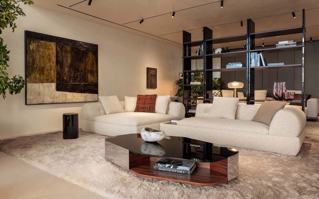 Minotti, Limasol’daki Yeni Amiral Mağazasını Açtı  Limasol, Kıbrıs – İtalyan lüks mobilya markası Minotti, Kıbrıs’taki büyümesini sürdürüyor. Markanın adadaki ikinci adresi olan Minotti Limassol amiral mağazası, kapılarını resmi olarak açtı. Minotti’nin Akdeniz’in kalbine taşıdığı bu yeni mekan, İtalyan tasarım anlayışını çağdaş zarafetle buluşturuyor.  Yeni mağaza, Limasol’un gözde projelerinden Trilogy’de, 28 Ekim Caddesi üzerinde konumlanıyor. C. Askotis Retail Ltd iş birliğiyle hayata geçirilen Minotti Limassol, sofistike çizgileri ve dünyaca ünlü tasarımcılarla yapılan iş birliklerini yansıtan özgün bir iç mekan sunuyor. Rodolfo Dordoni, Marcio Kogan / Studio MK27, Nendo, GamFratesi ve diğer pek çok tasarımcının imzasını taşıyan koleksiyonlar, ziyaretçileri eşsiz bir tasarım yolculuğuna çıkarıyor.  Minotti Limassol, yalnızca bir mağaza değil, aynı zamanda Akdeniz’de tasarım ve lüks yaşam tarzı için yeni bir buluşma noktası olmayı hedefliyor. Ziyaretçiler, modern yaşam alanlarına ilham verecek mobilya, dekorasyon ve iç mimarlık çözümlerini deneyimleme fırsatı buluyor.