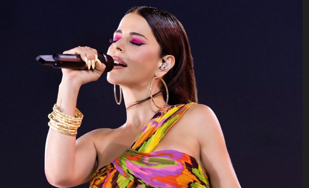 Simge, festivalin 14 Ağustos gecesine yüksek enerjisiyle damga vurdu.