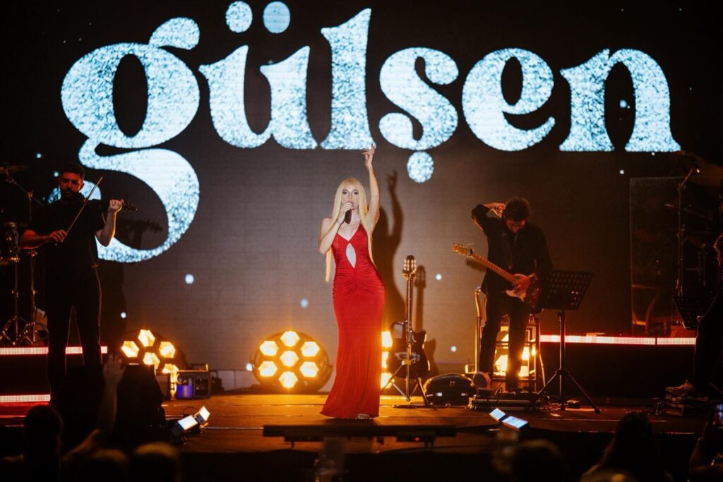 Pop müziğin sevilen ismi Gülşen, Kıbrıs’ta İskele bölgesinde bulunan Grand Sapphire Resort’te sahne aldı.