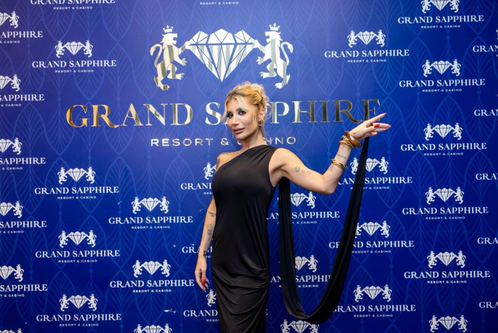 İREM DERİCİ GRAND SAPPHIRE RESORT’TA SAHNE ALDI