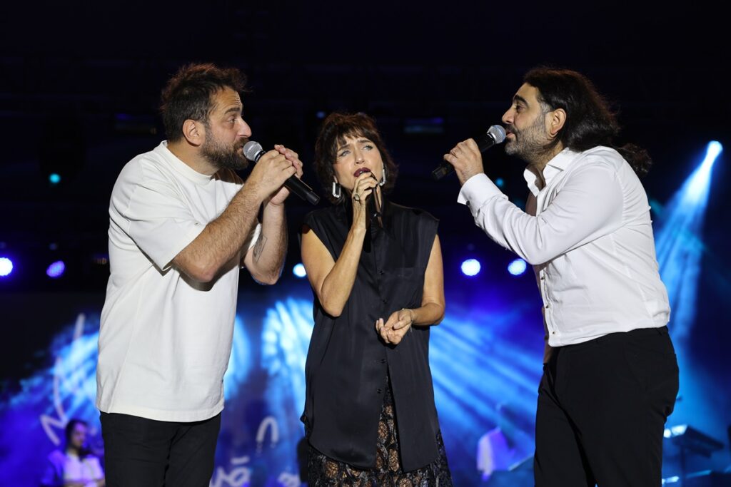 Sanatçılara Çiçek Yerine Çocuklara Çanta  13. Yıl Coşkusu AÇEV Bağışıyla Anlam Kazandı