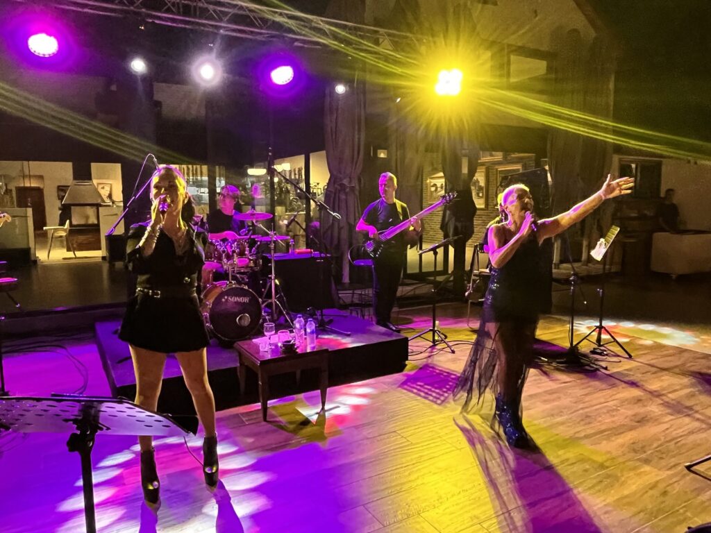 SİBEL ALAŞ VE JALE SİLİVRİ VİLLADA SEVENLERİYLE BULUŞTU…