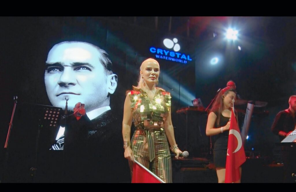 Ömür Gedik konserinde 4 bin Türk bayrağı dağıtıldı