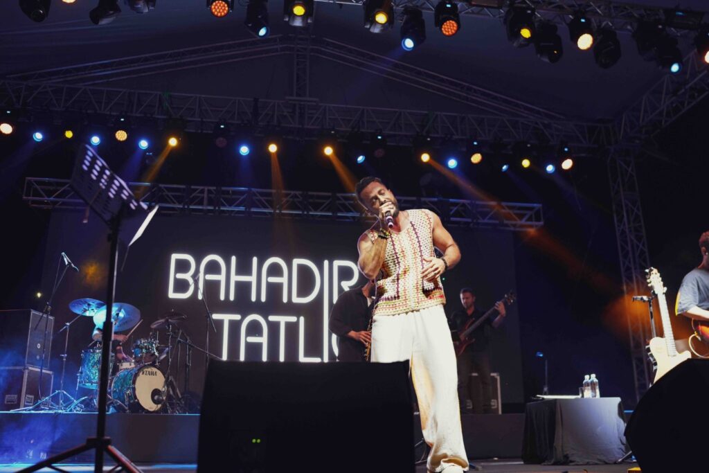 Pendik Kahve Festivali’nde sahne alan ünlü sanatçı Bahadır Tatlıöz, muhteşem performansıyla on binleri coşturdu.