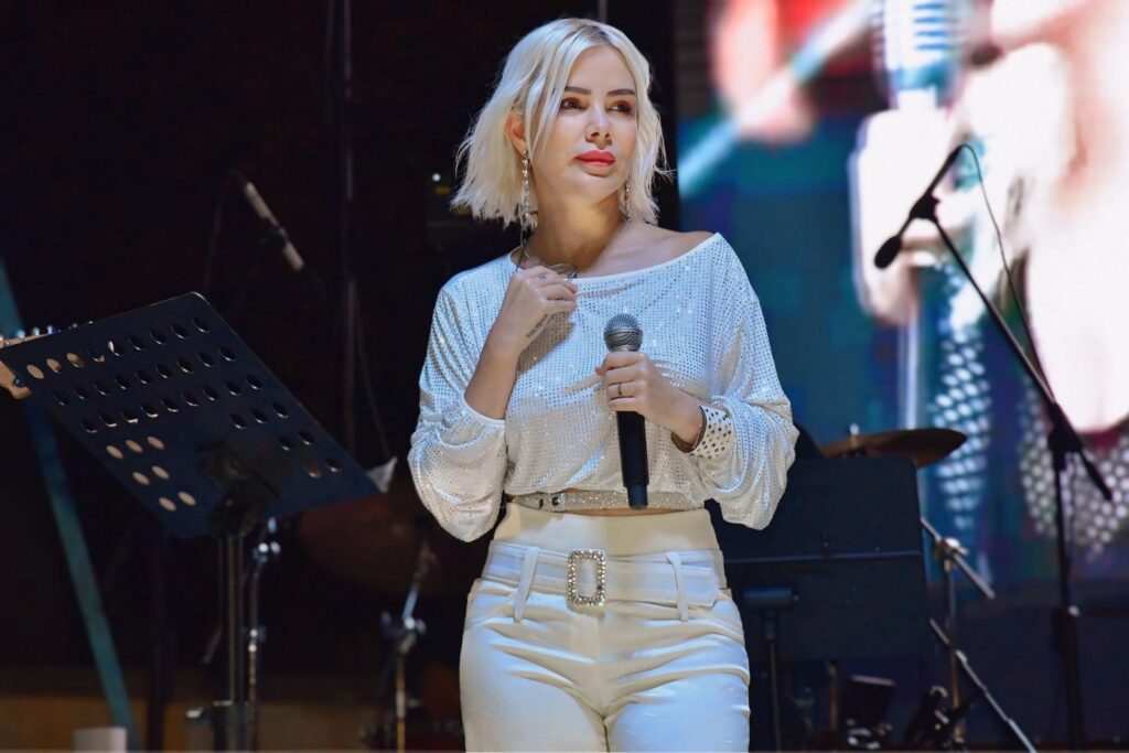 Ömür Gedik, Sahne Öncesi Traktörle Hasada Katıldı