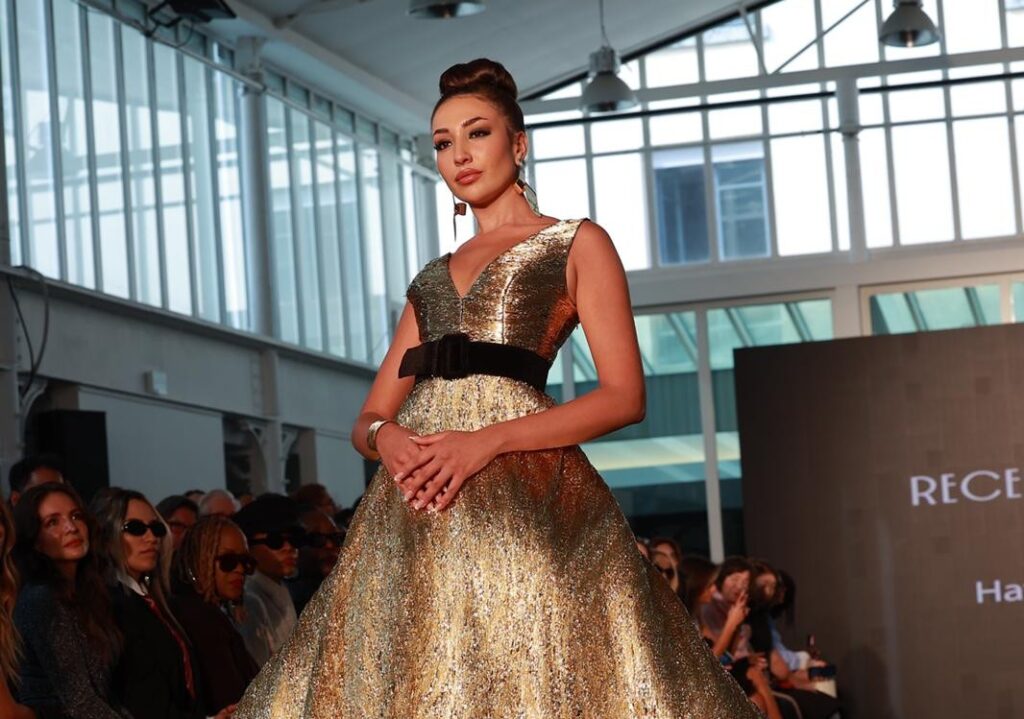 Yürüyüşü, duruşu ve zarafetiyle moda dünyasında adından sıkça söz ettiren ünlü model Ecem April,