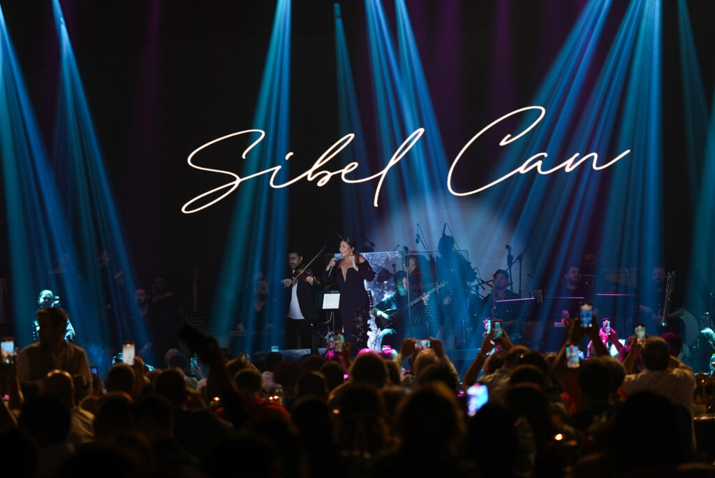 SİBEL CAN, KIBRIS GECESİNDE MÜZİK ZİYAFETİ SUNDU