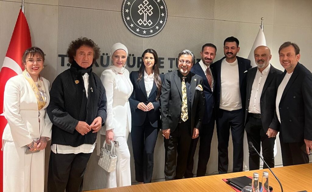 Bakandan yemek sözü aldı… Kültür ve Turizm Bakanı Mehmet Nuri Ersoy ile Londra’da Türk yemeği yiyecekler…