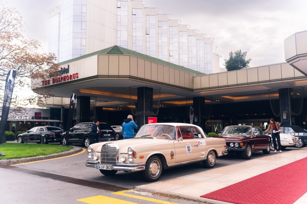 FIVA WORLD RALLY KLASİK OTOMOBİL KULÜBÜ CUMHURİYET RALLİSİ’nde DOSTLUK KAZANDI.