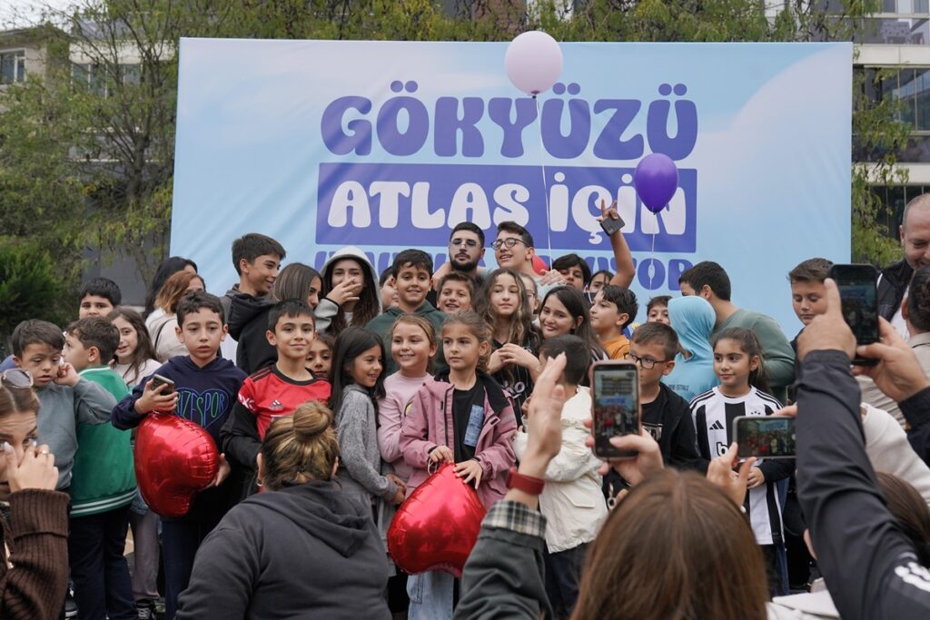 Lösemiyi İkinci Kez Yenen Atlas’a, Rap Sanatçısı Uzay’dan Sürpriz Doğum Günü Konseri!