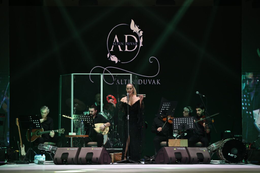 “Ben Kimseye Küs Değilim!” – Niran Ünsal İzmir’de Sessizliği Bozdu