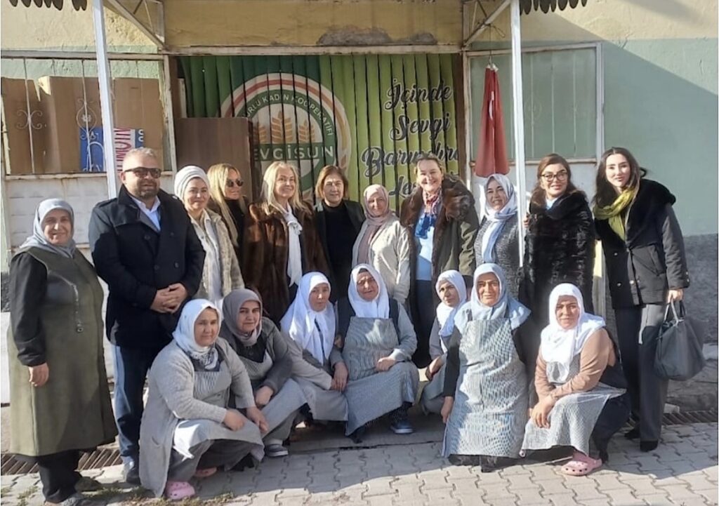 Kadın Eli Değdi, Raflar Şenlendi   