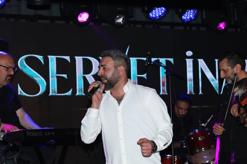 Servet İnal, yeni şarkısı “Anlatamıyorum”un lansman gecesinde sevenleriyle buluştu.