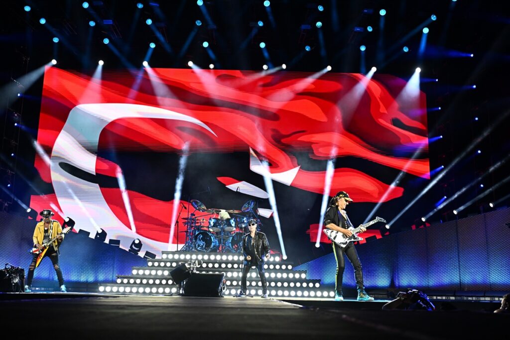 TÜRK BAYRAĞI EŞLİĞİNDE SAHNEYE ÇIKAN VE “İYİ AKŞAMLAR İSTANBUL!” DİYEREK  ON BİNLERCE HAYRANINI SELAMLAYAN EFSANELER  UNUTULMAZ BİR ROCK GECESİNE İMZA ATTI