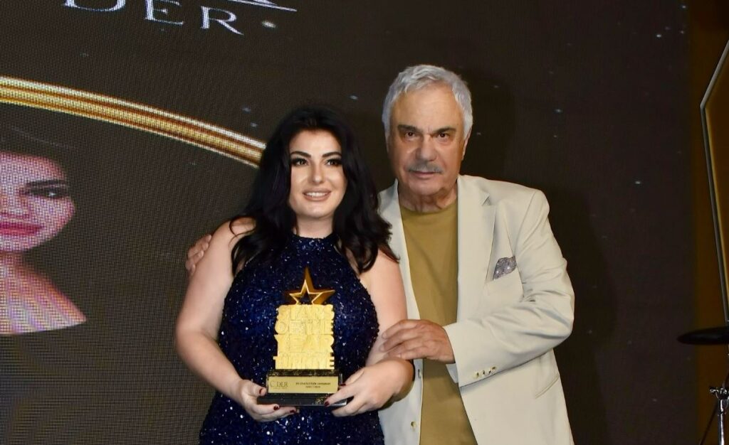 EBRU TORUN’A ÖDÜLÜNÜ HALİL ERGÜN VERDİ!