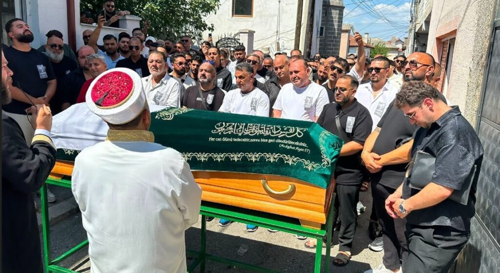Arabeskin Usta İsmi Cansever Gözyaşları Arasında Son Yolculuğuna Uğurlandı