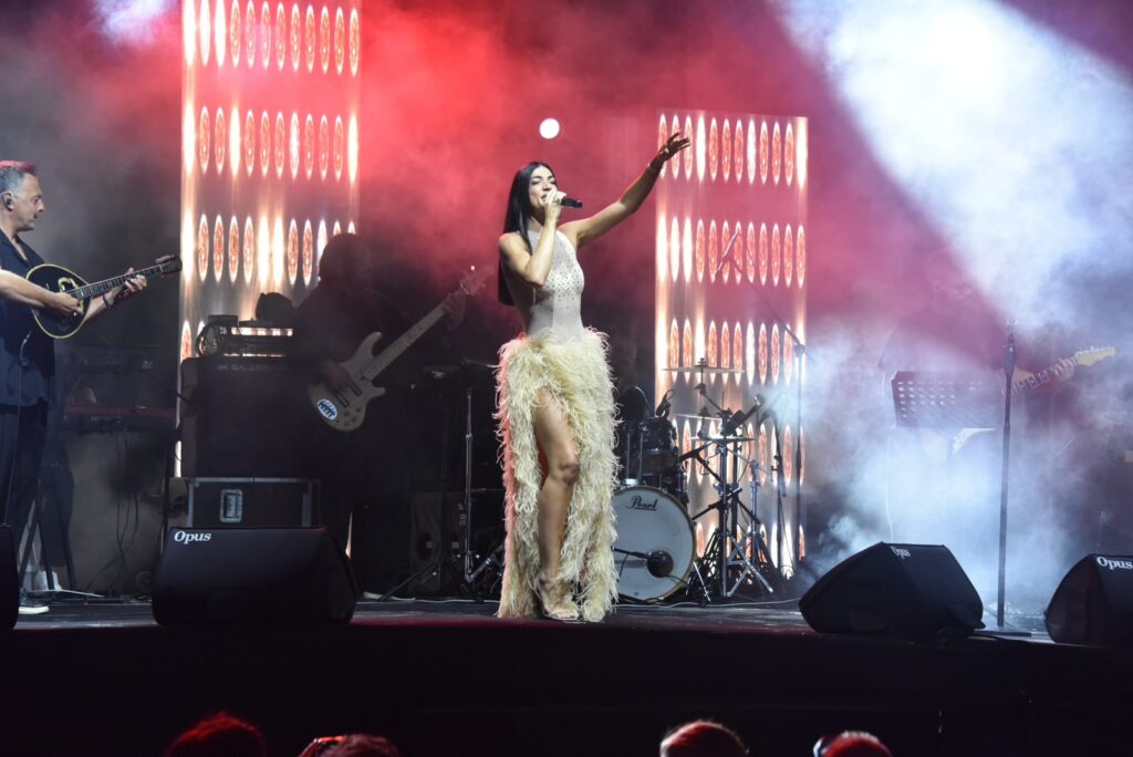 Rum şarkıcı Ivi Adamou, Bodrum’da sahne aldı
