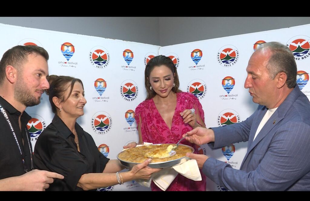 Arhavi’de Festival Finaline Öykü Gürman ve Semicenk Damga Vurdu