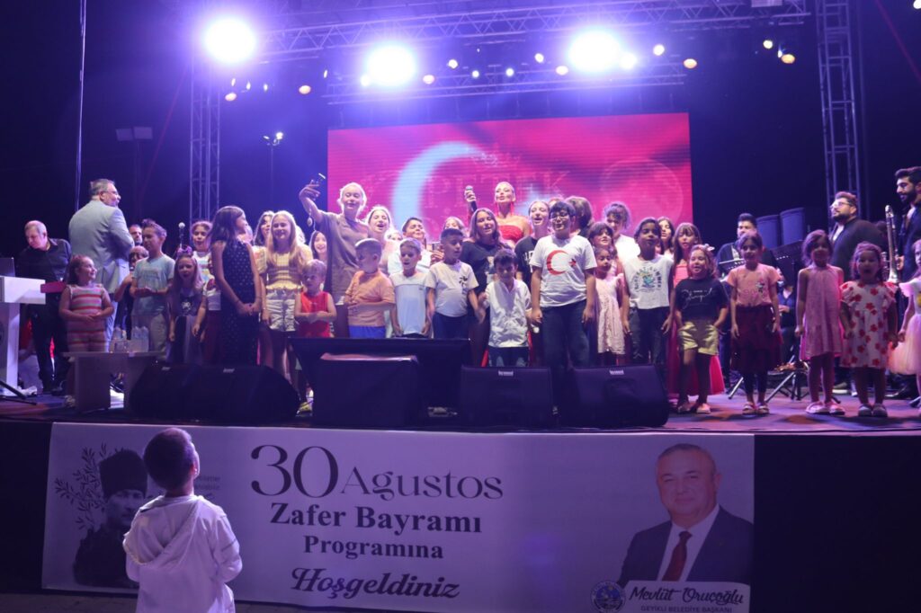 PETEK DİNÇÖZ’DEN GEYİKLİ’DE ZAFER BAYRAMI COŞKUSU